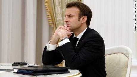 Macron meets with Putin, leading Europe's diplomatic efforts to defuse Ukraine crisis