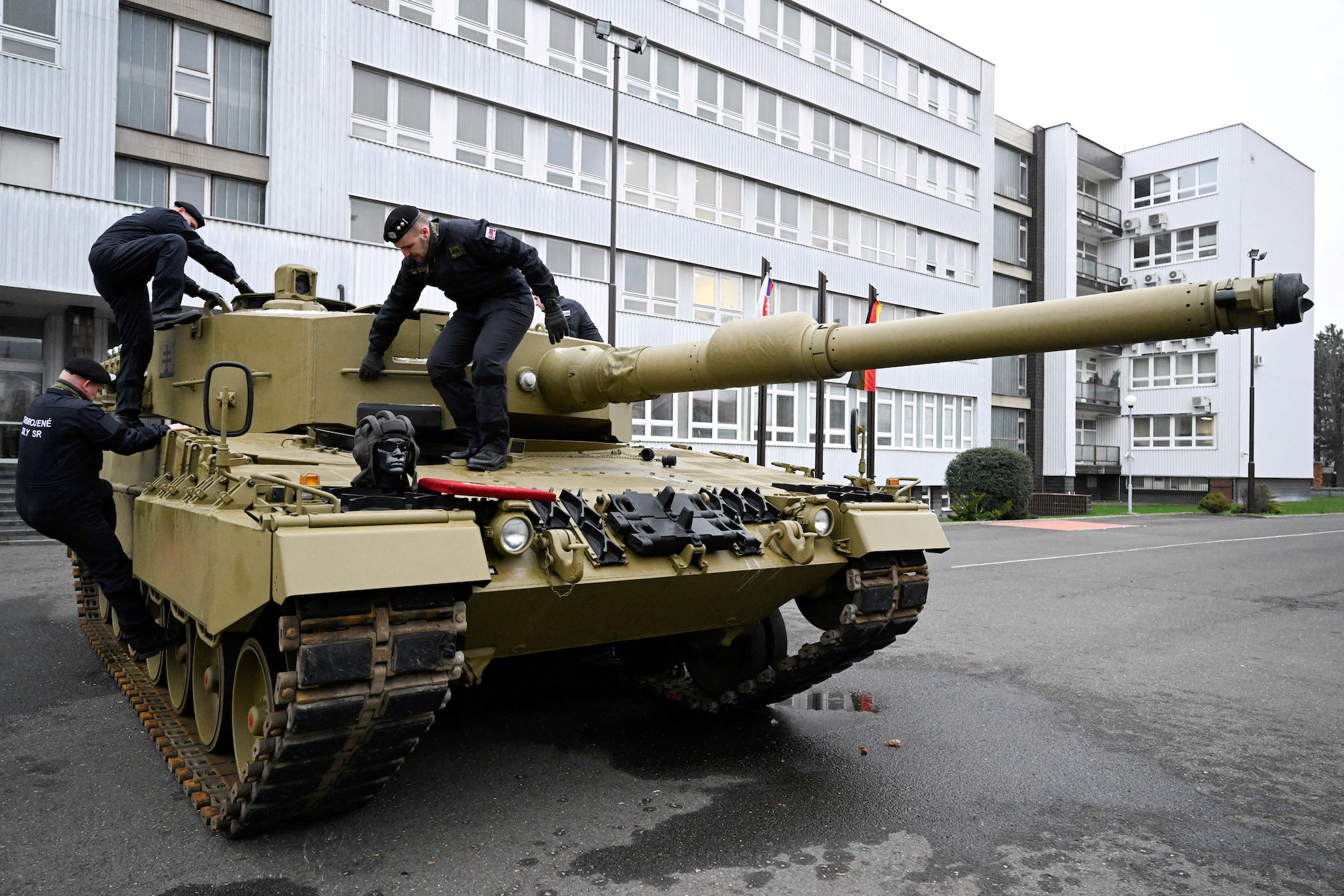 US "optimistic" that Germany will send Leopard tanks to Ukraine, defense official says