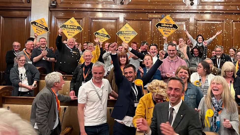Local elections 2023: Early results see Labour and Lib Dems win key target areas.